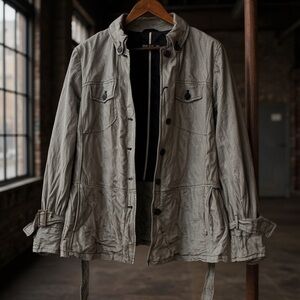 Stylish Military-Inspired Jacket in Gray